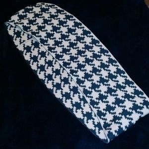 Blue & White Abstract Shapes Infinity Scarf